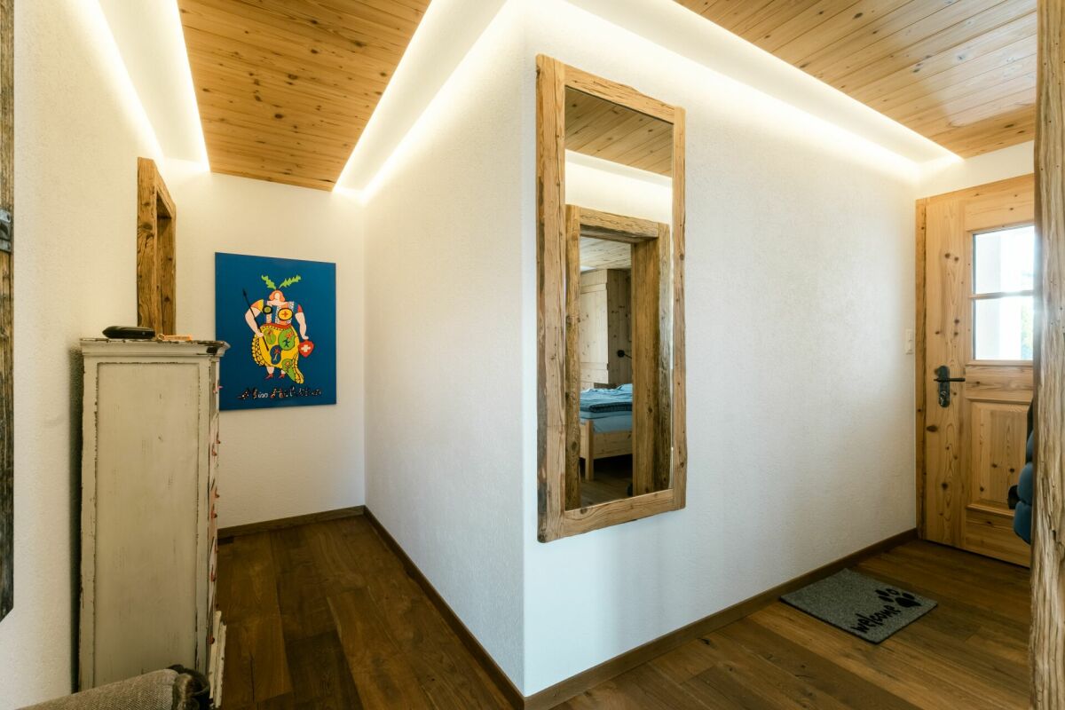 Heller Flur mit Holzausstattung
