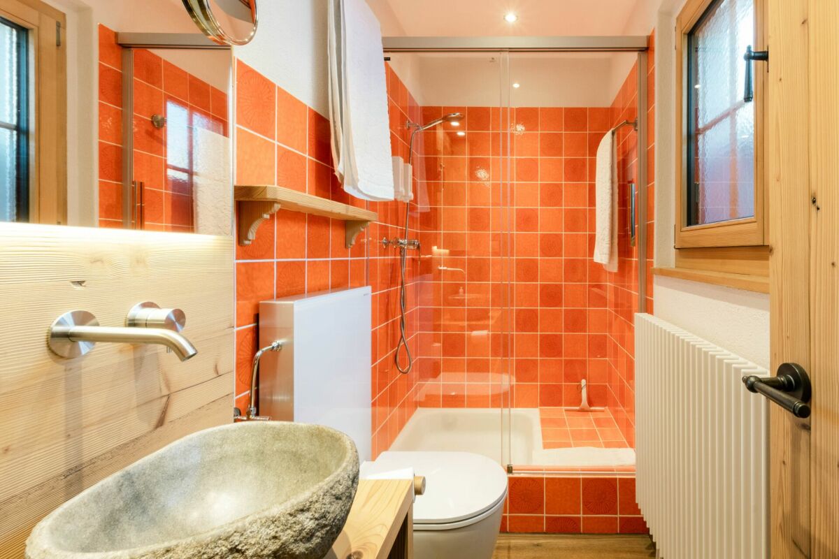 Kleines Badezimmer mit Dusche und Naturwaschbecken