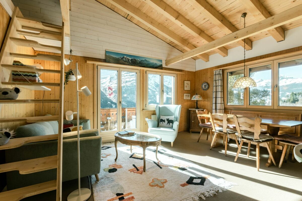 Gemütliches alpines Wohnzimmer mit Essbereich