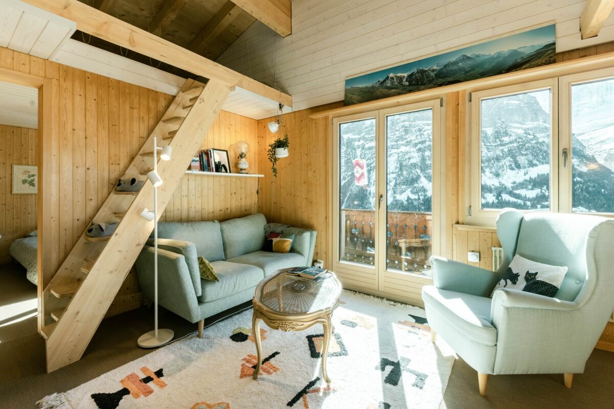 Gemütliches Chalet-Wohnzimmer mit Bergblick