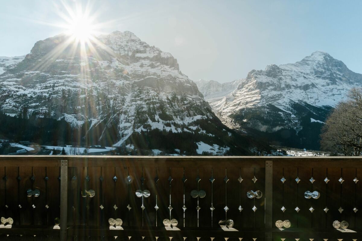 Bergblick vom Balkon mit Sonneneinstrahlung