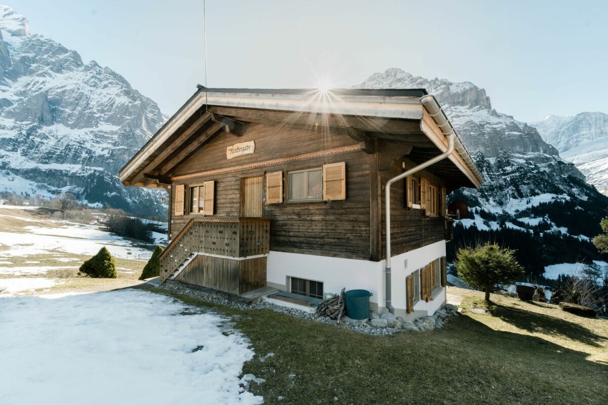 Alpine Berghaus mit Schneelandschaft