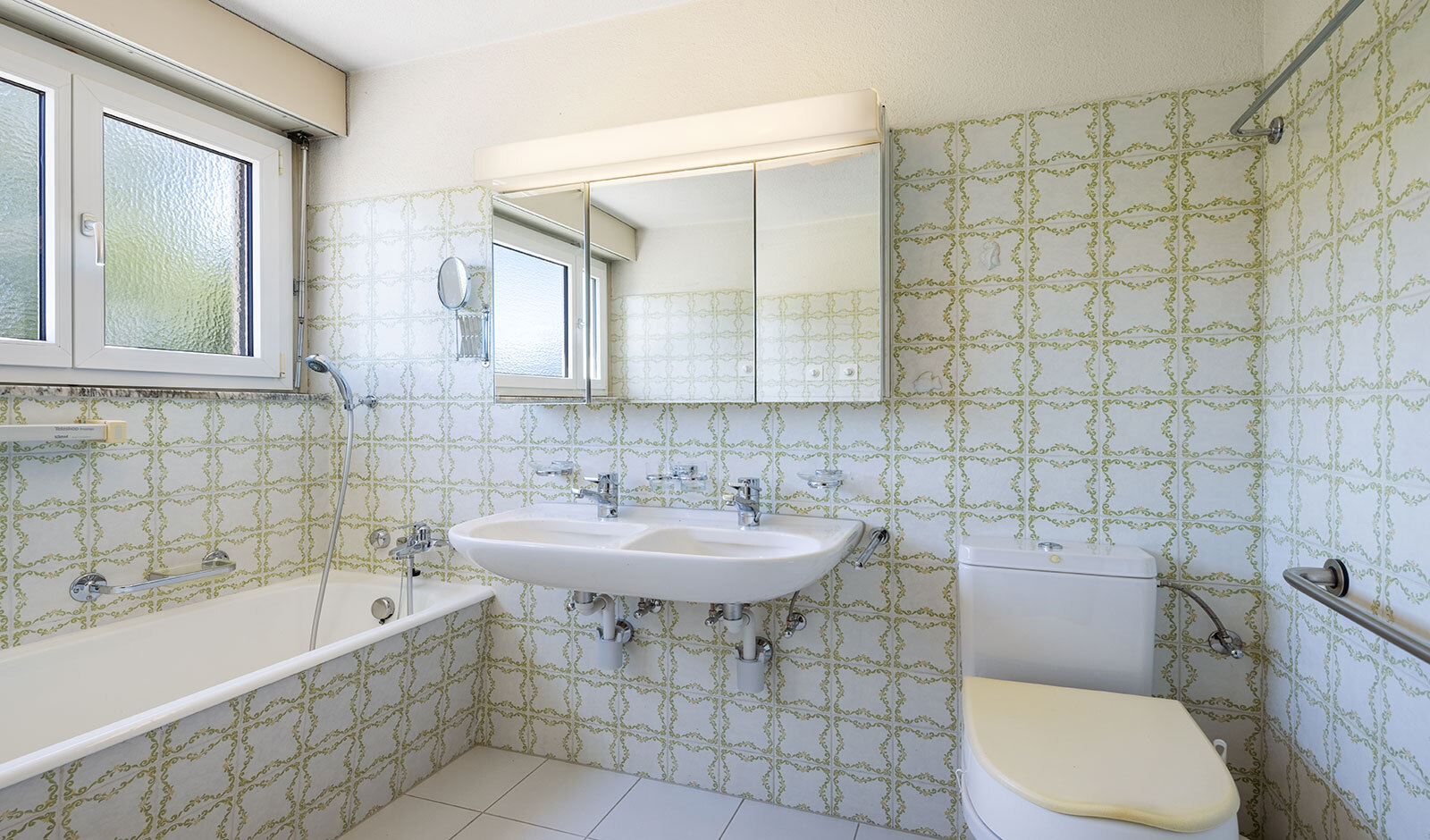 Badezimmer mit Wanne, Doppelwaschbecken und WC