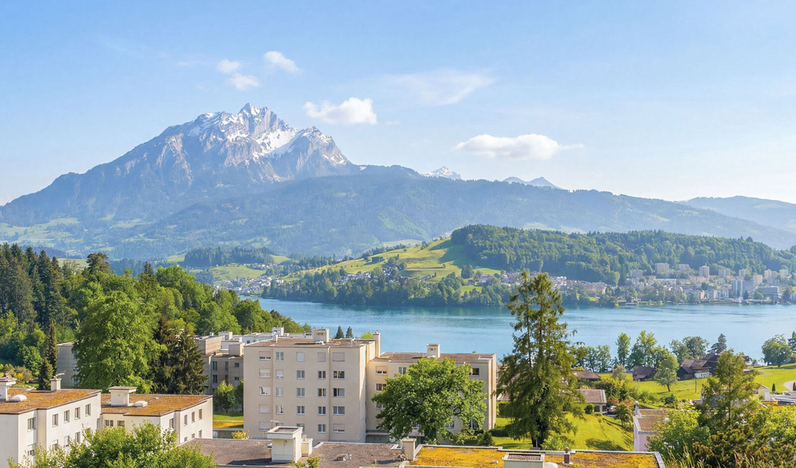 See- und Bergblick über Wohnbebauung