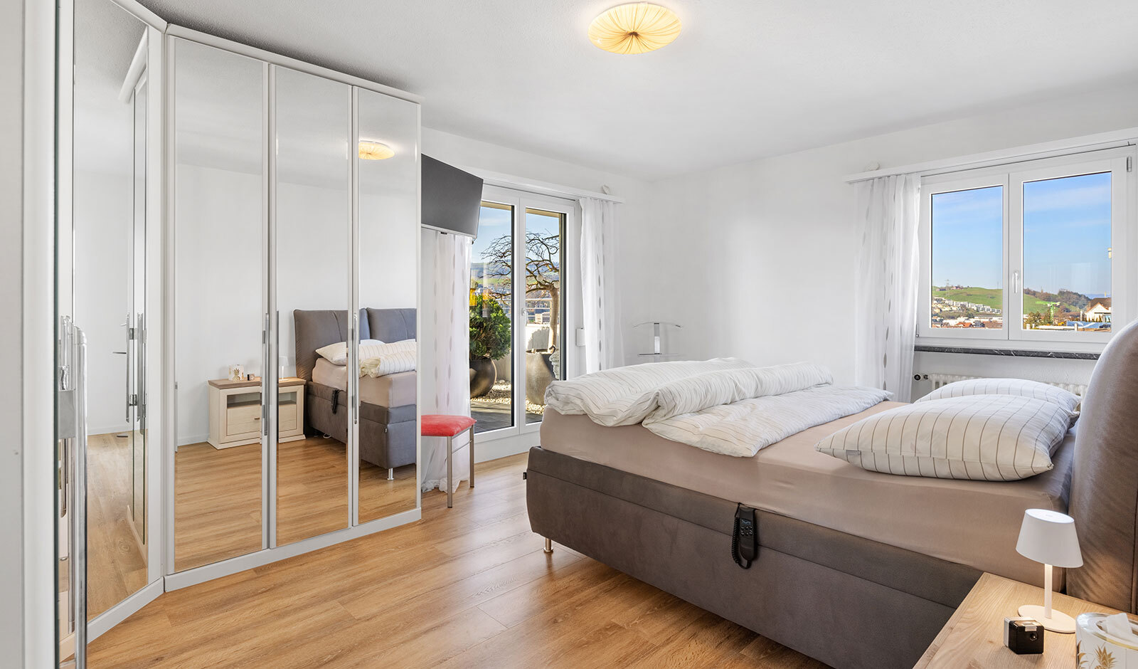 Helles Schlafzimmer mit Balkonblick