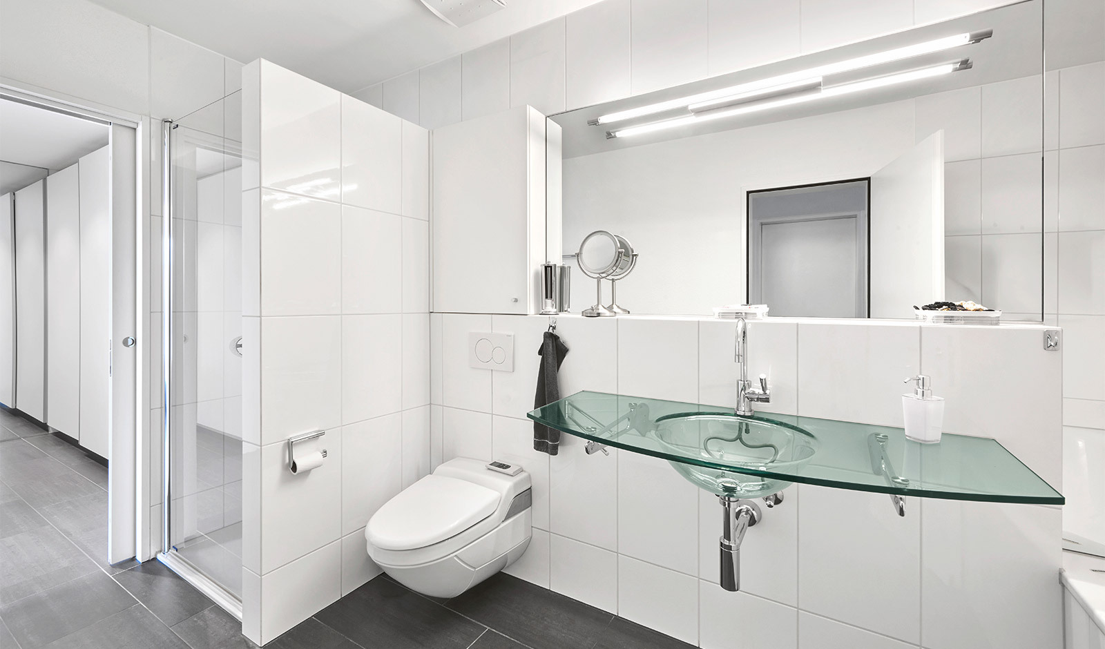 Modernes Badezimmer mit Glaswaschtisch
