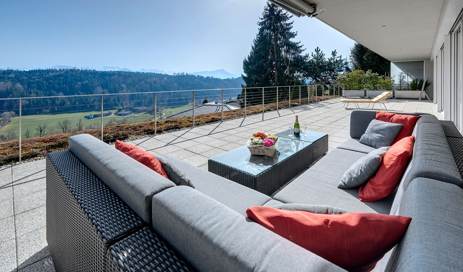 Großzügige Panorama-Terrasse mit Lounge-Möbeln
