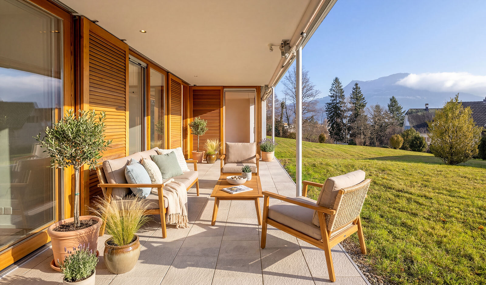 Überdachte Terrasse mit Blick ins Grüne