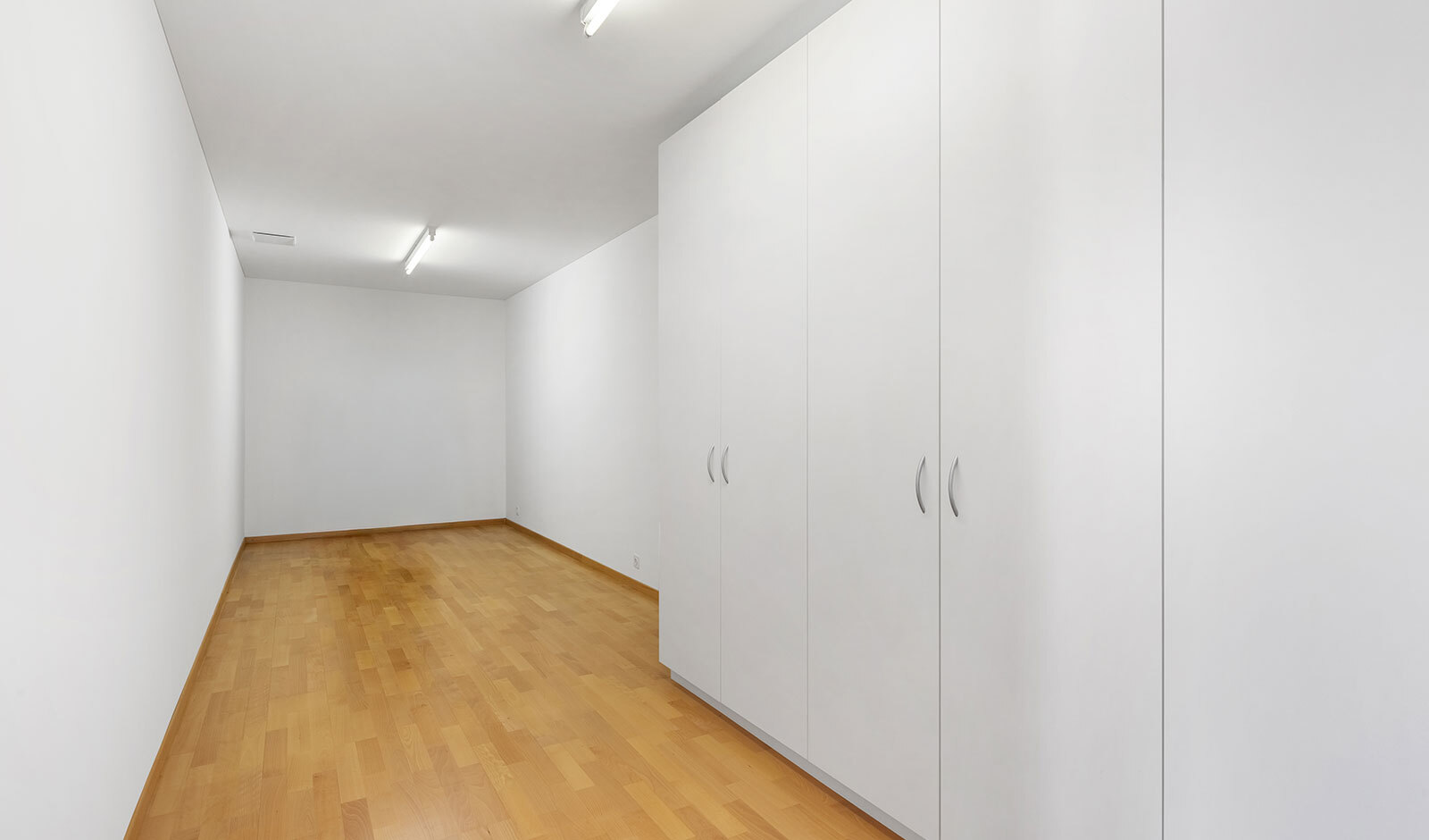 Schmaler, leerer Raum mit Einbauschrank