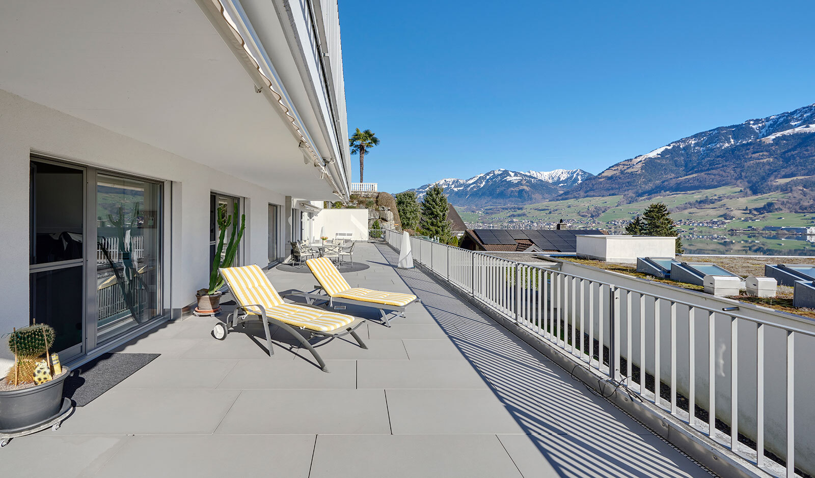 Große Terrasse mit Bergpanorama