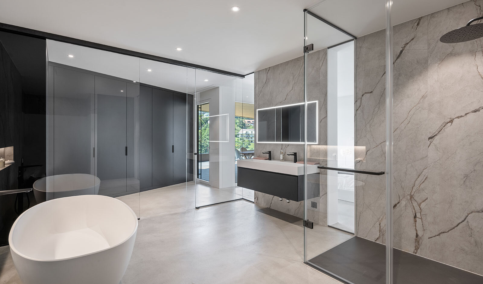 Modernes Bad mit freistehender Wanne und Glasdusche