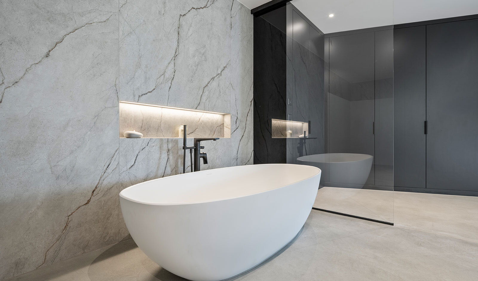 Modernes Badezimmer mit freistehender Wanne