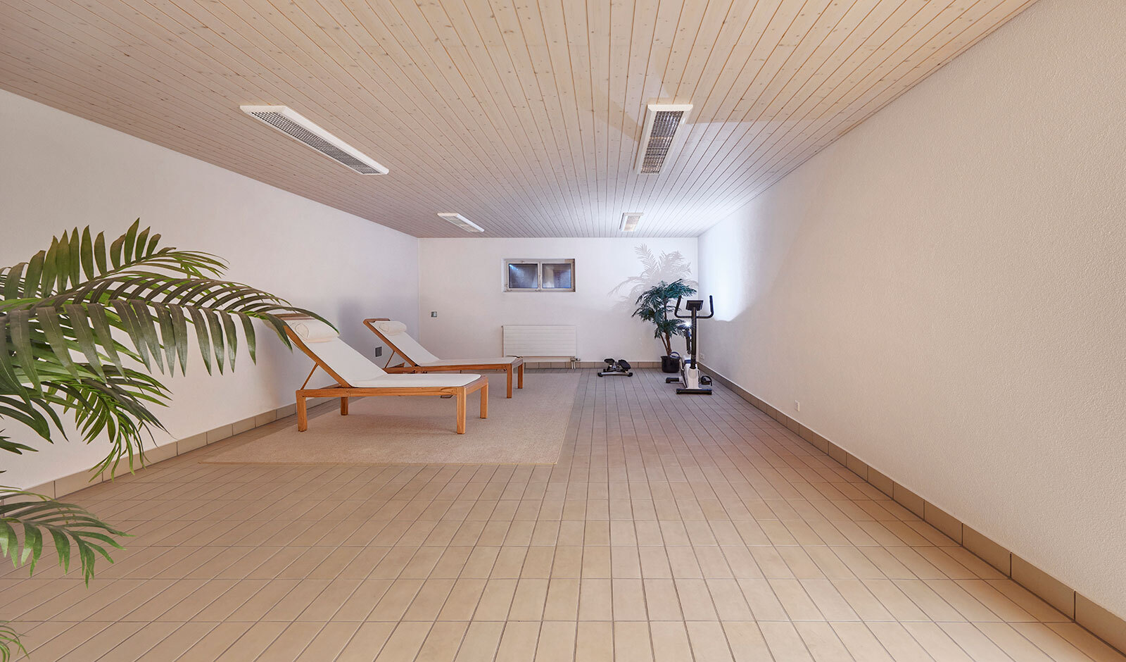 Innenraum mit Liegen und Fitnessbereich