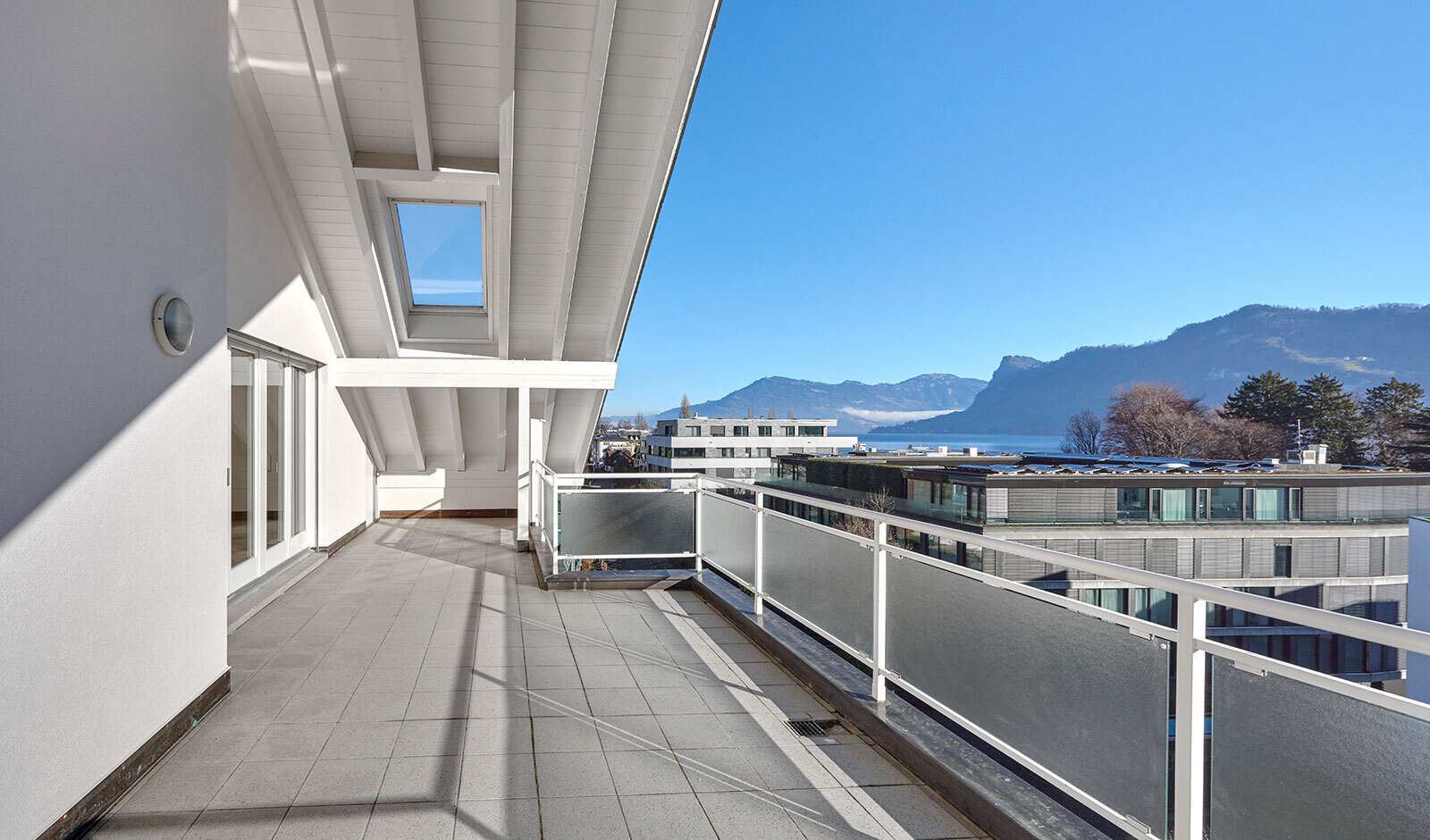 Balkon mit Berg- und Seeblick