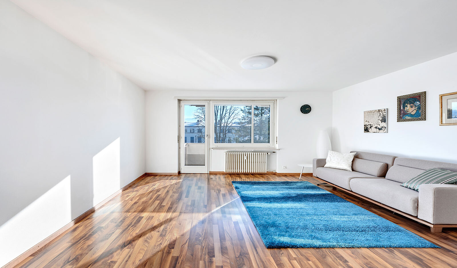 Helles Wohnzimmer mit Balkonzugang