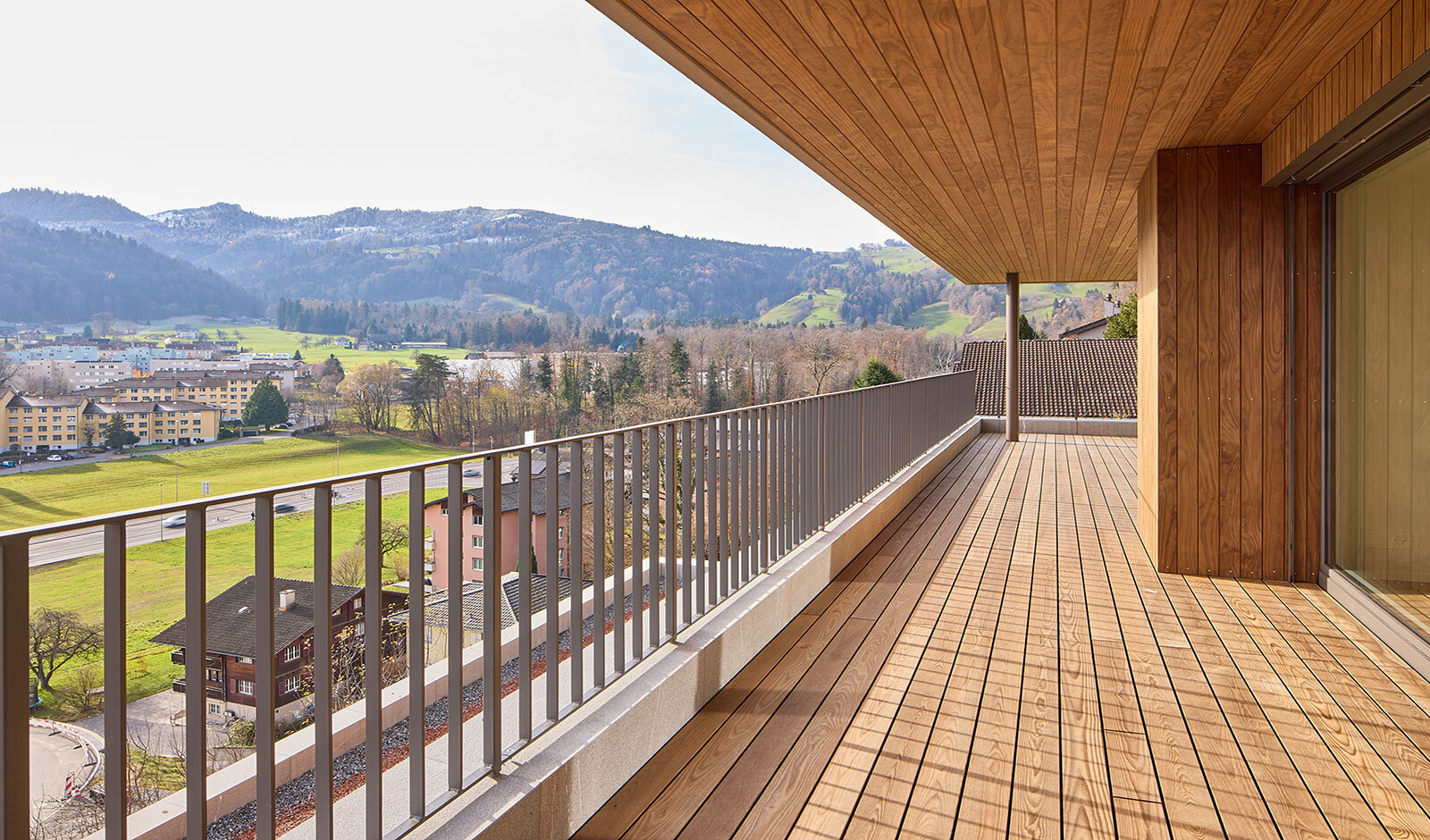 Große Holzterrasse mit Alpenblick