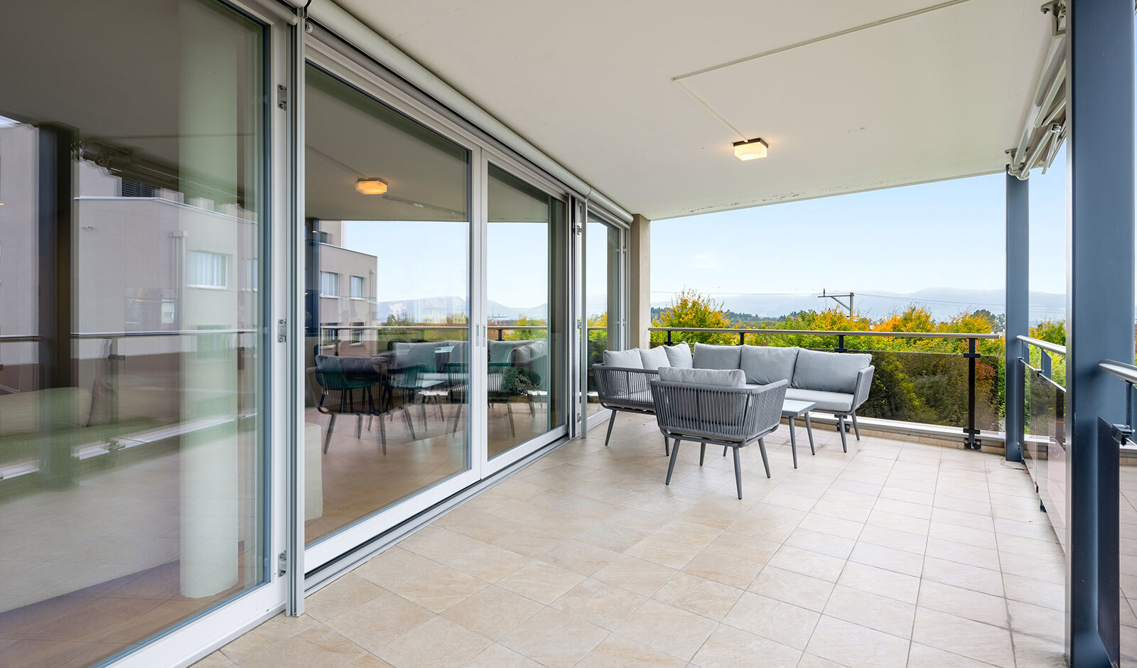 Überdachter Balkon mit Sitzgruppe und weitem Ausblick