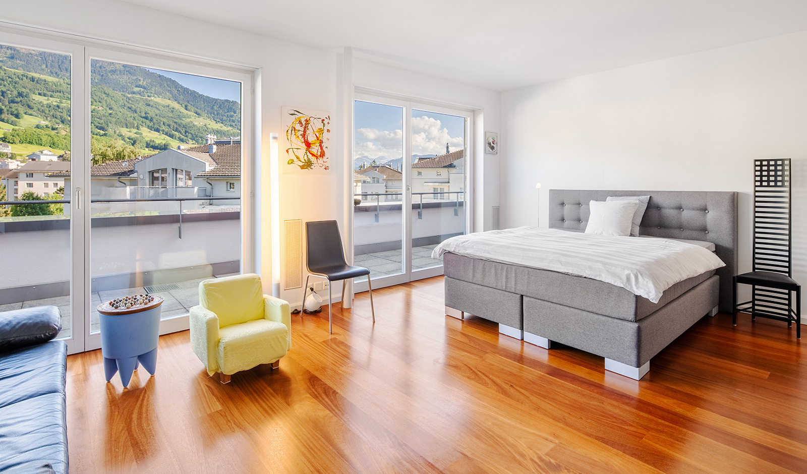 Helles Schlafzimmer mit Balkonblick
