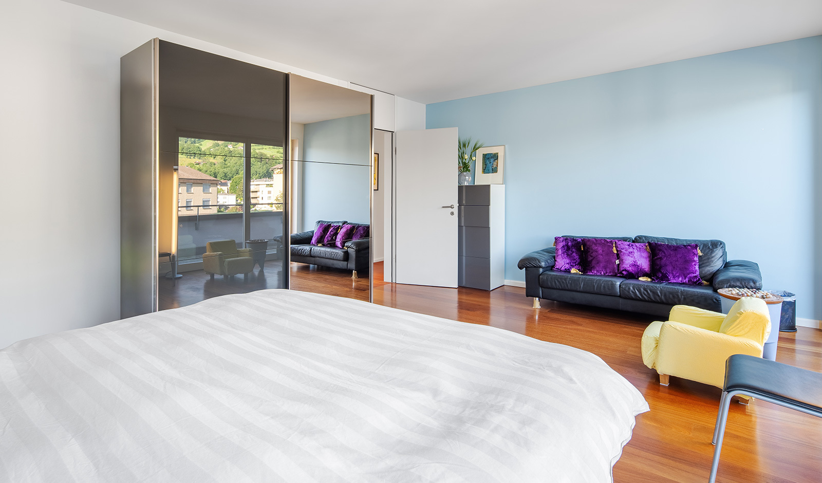 Helles Schlafzimmer mit Balkonblick