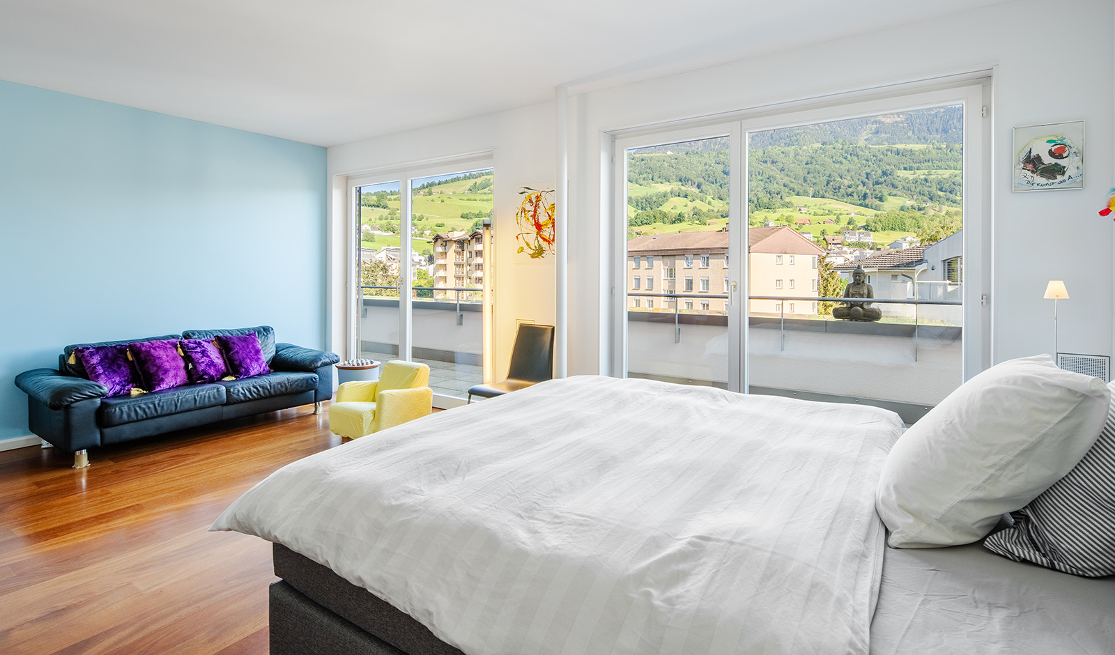 Helles Schlafzimmer mit Balkonblick
