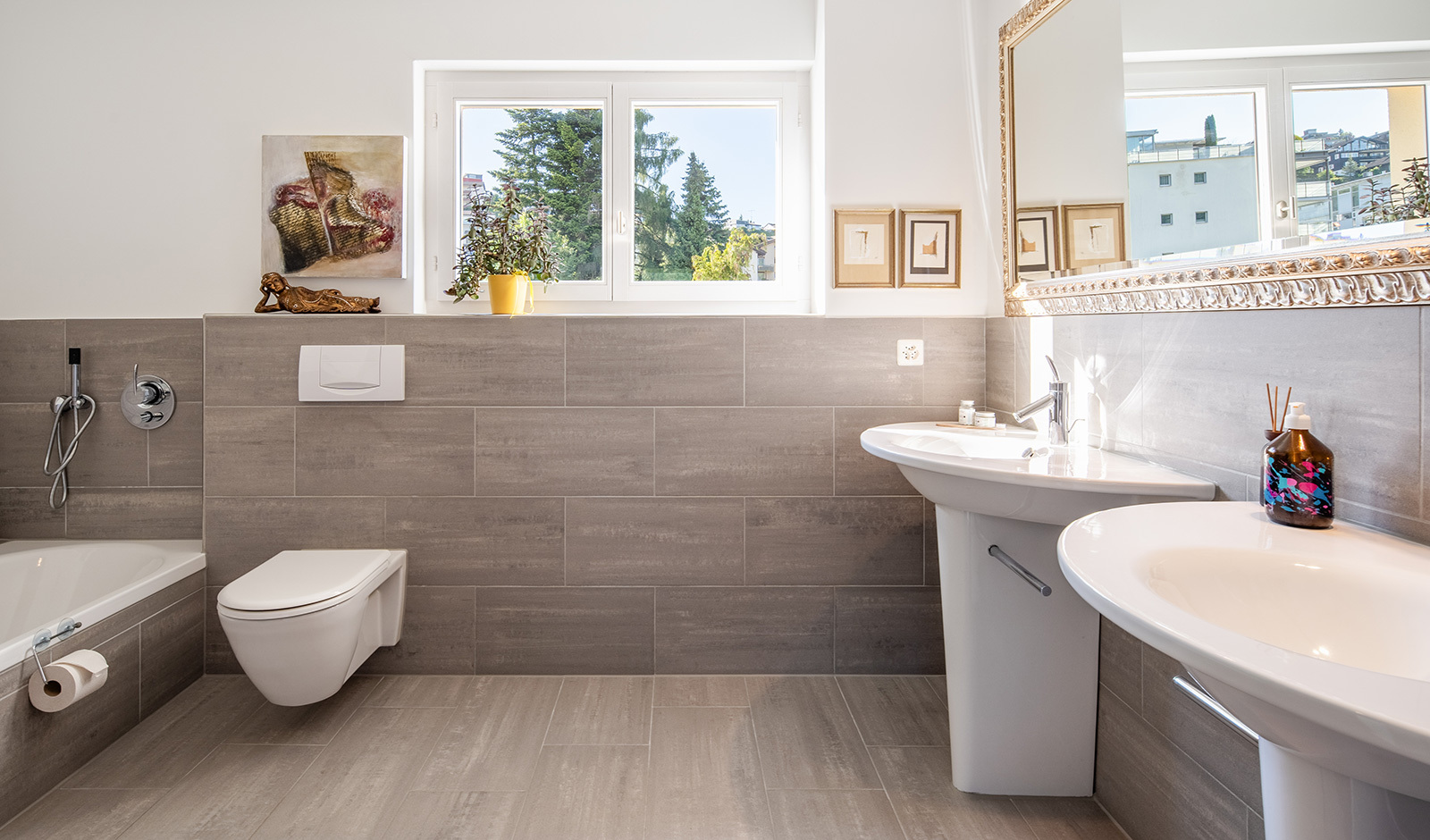 Helles Badezimmer mit Doppelwaschbecken, Wanne und WC