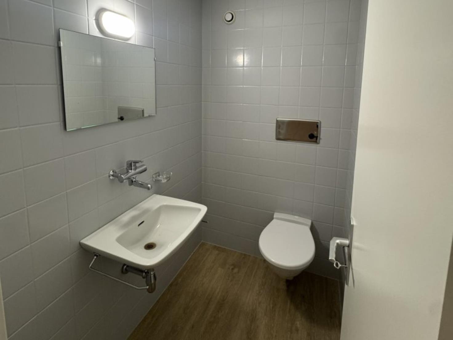 Kleines WC mit Wand-Waschbecken und Spiegel