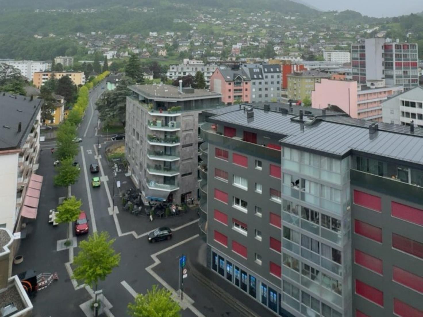 Städtischer Ausblick mit Wohn- und Geschäftsgebäuden