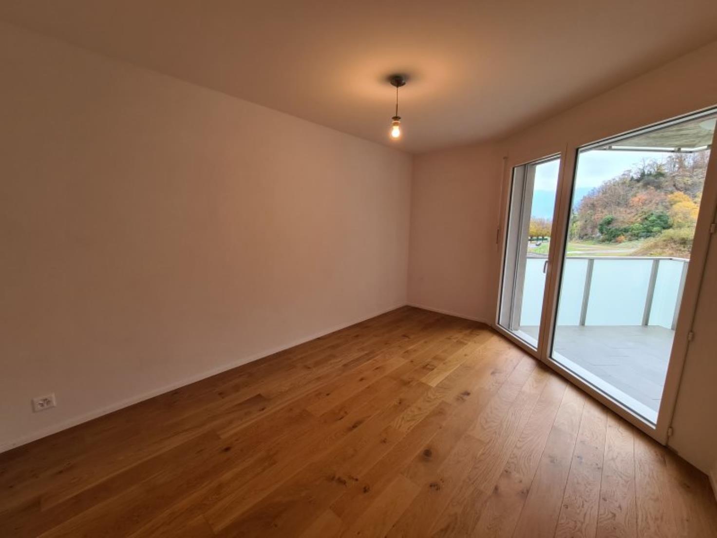Leerer Raum mit Balkonblick