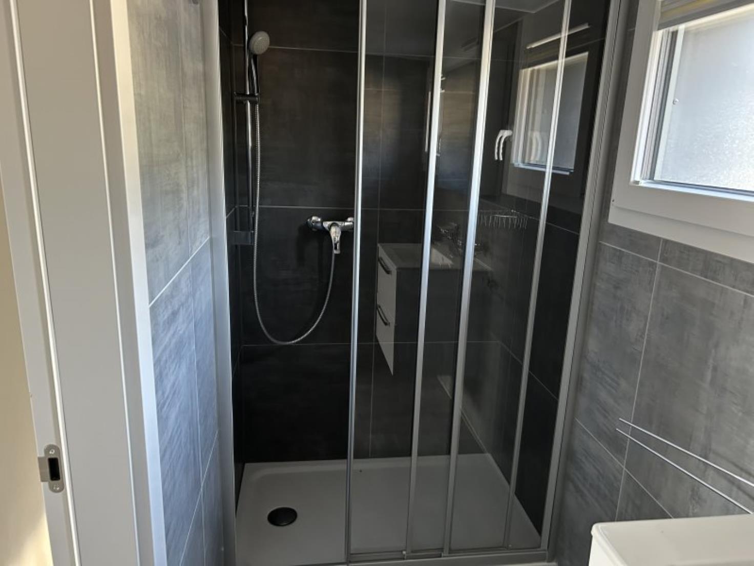 Moderne Dusche mit Glasabtrennung