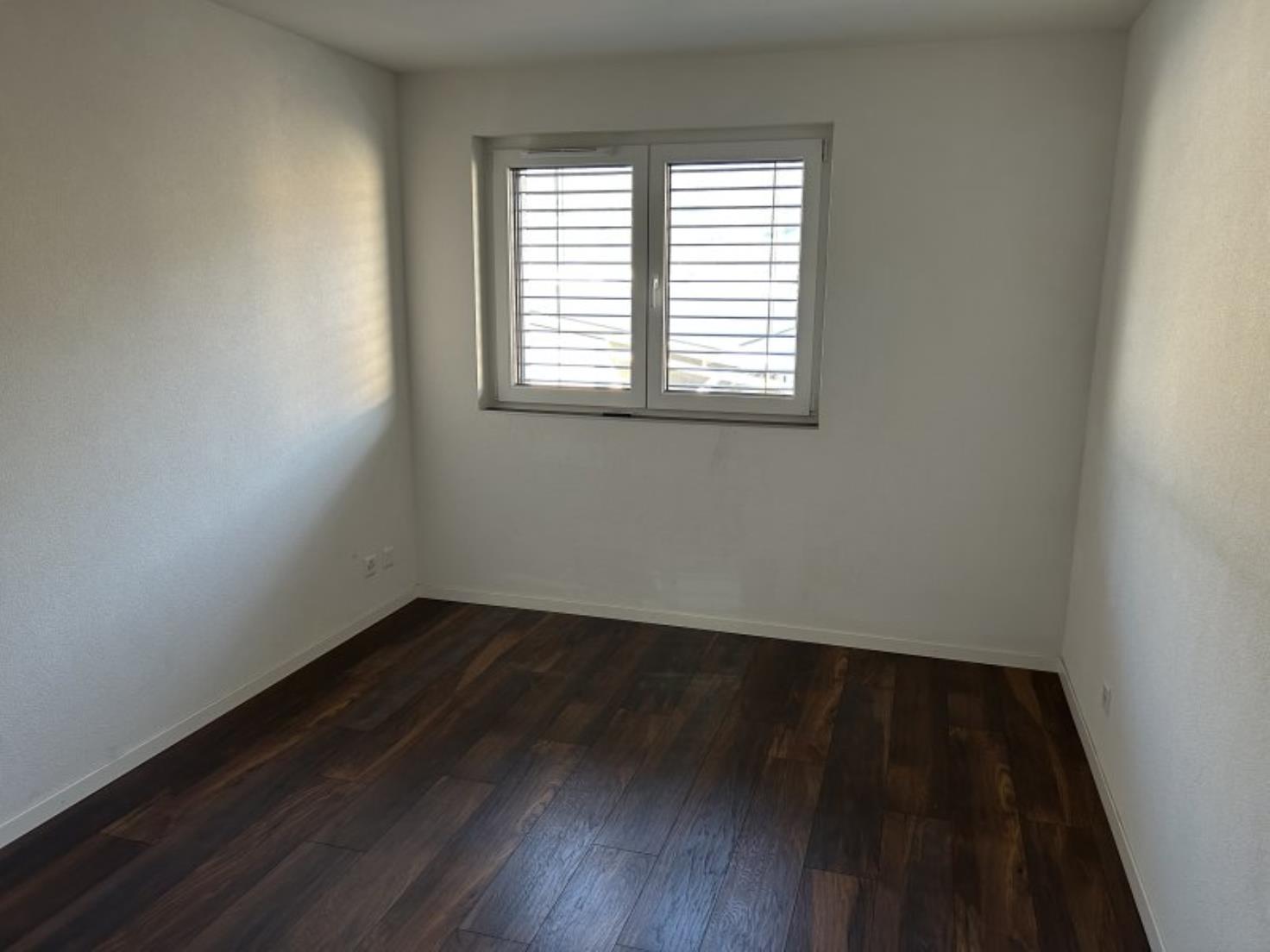 Leeres Zimmer mit dunklem Boden