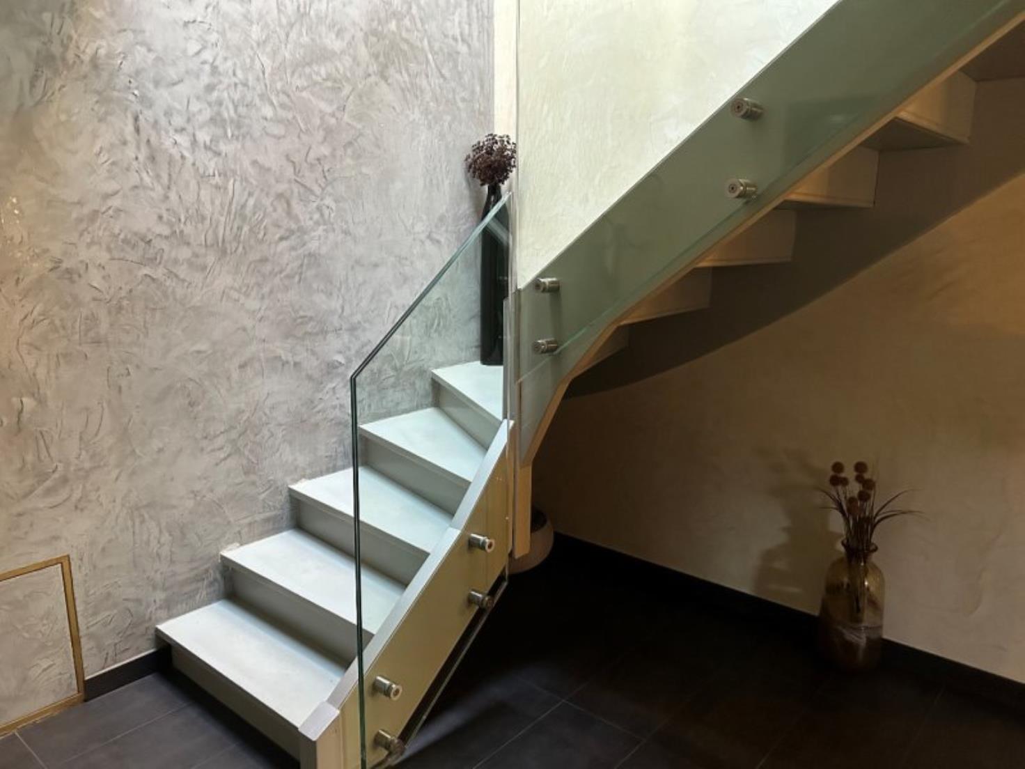 Treppenhaus mit Glasgeländer