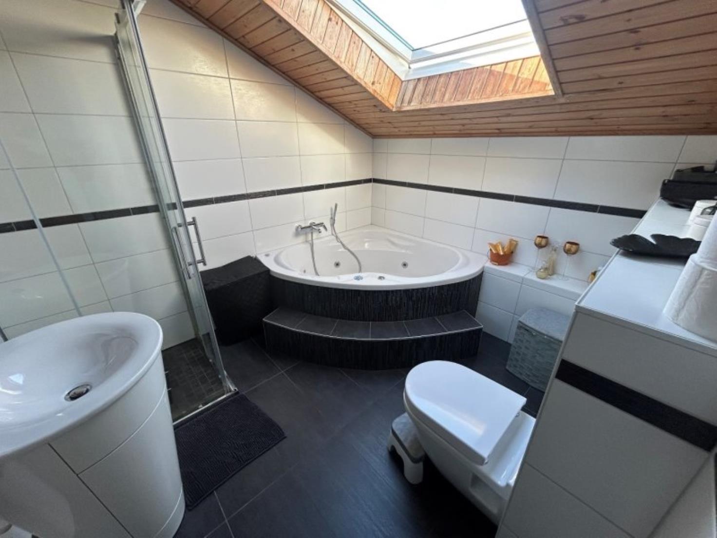 Badezimmer mit Badewanne und Dachfenster