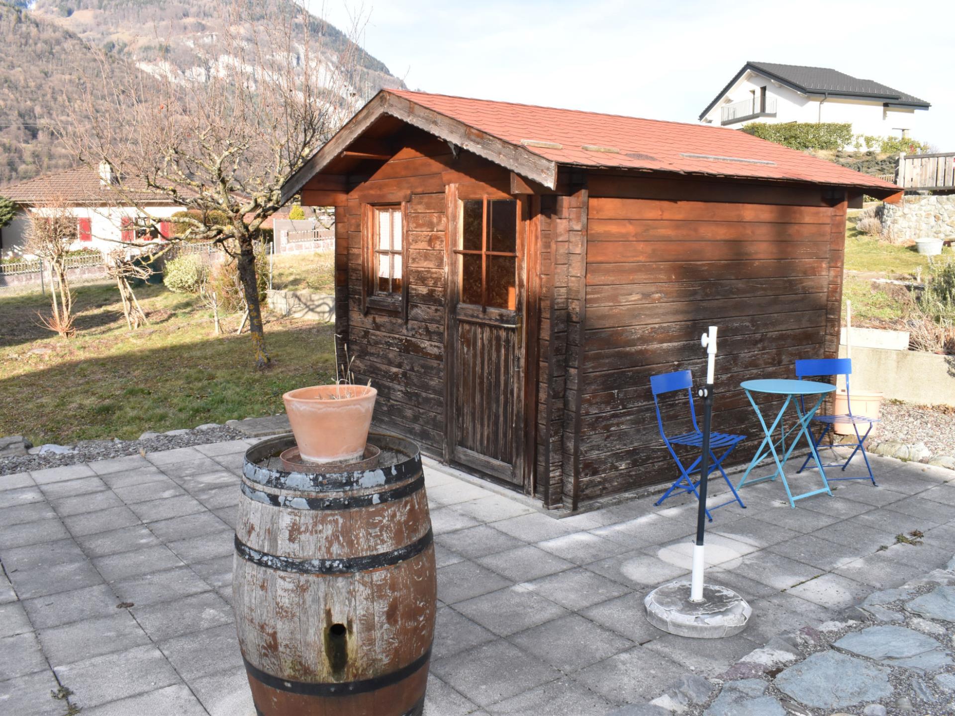 Holz-Gartenhaus mit Terrasse
