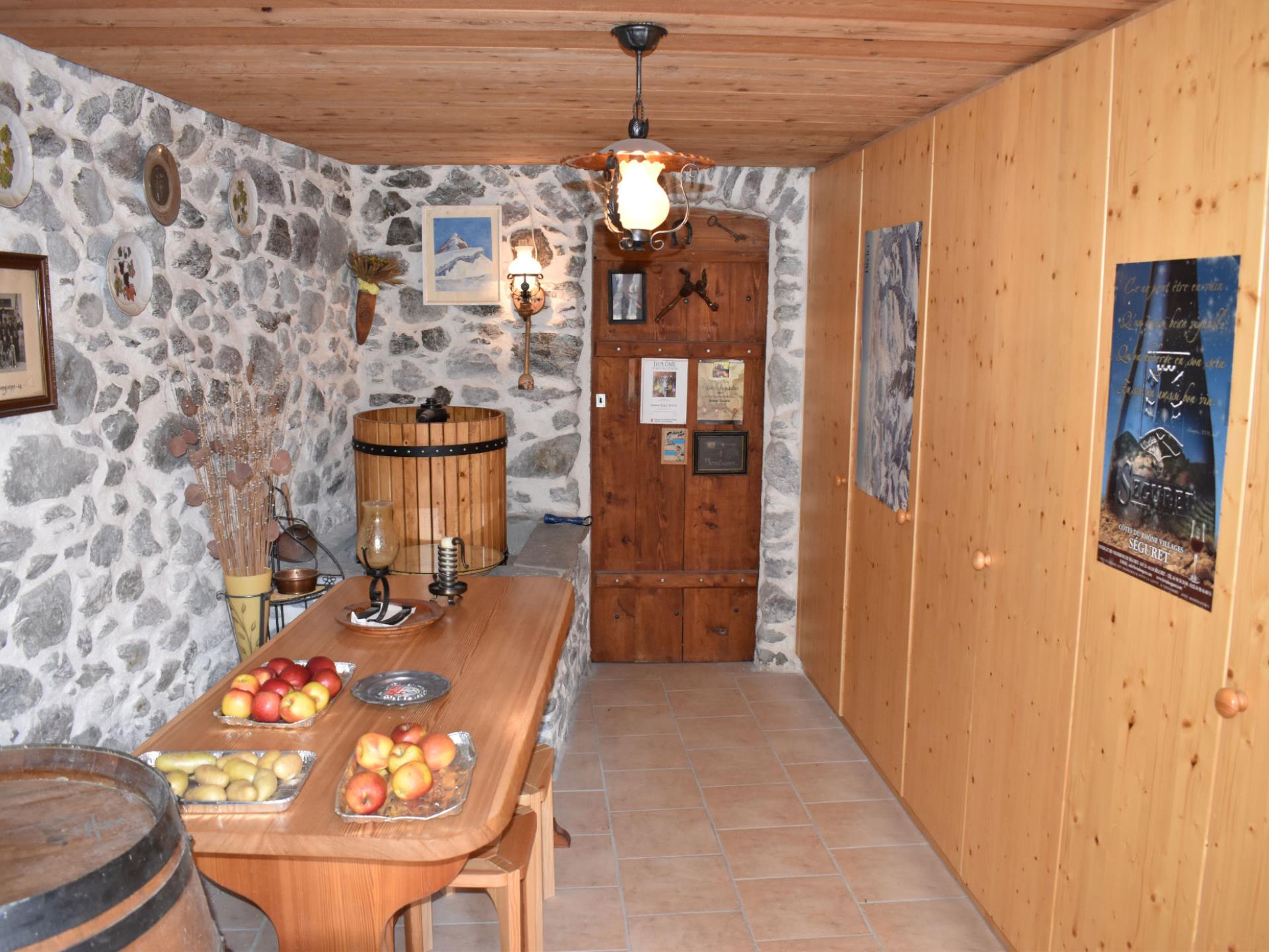 Rustikaler Innenraum mit Holztüren und Steintapete