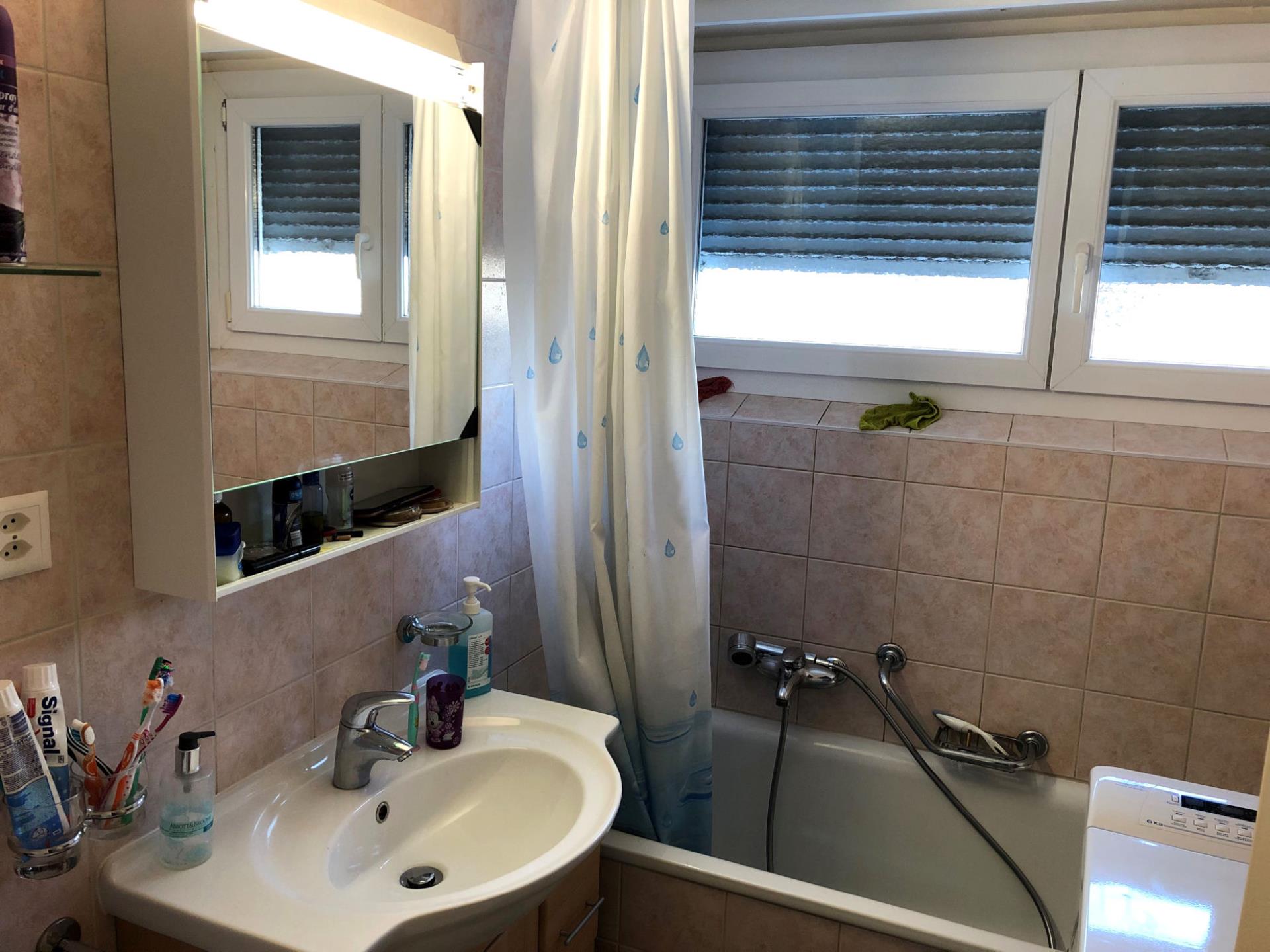 Badezimmer mit Badewanne und Fenster