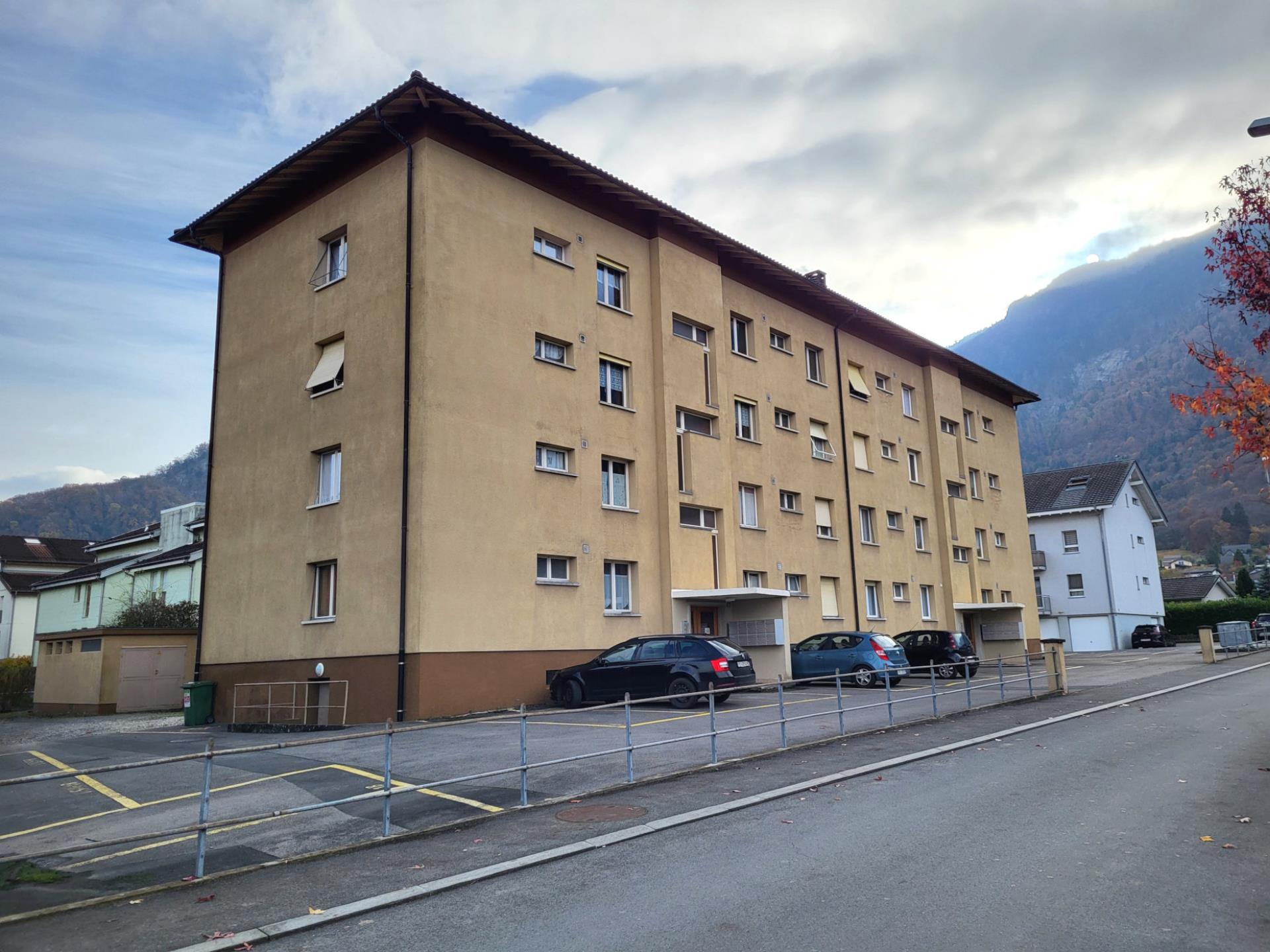 Mehrfamilienhaus mit Bergkulisse
