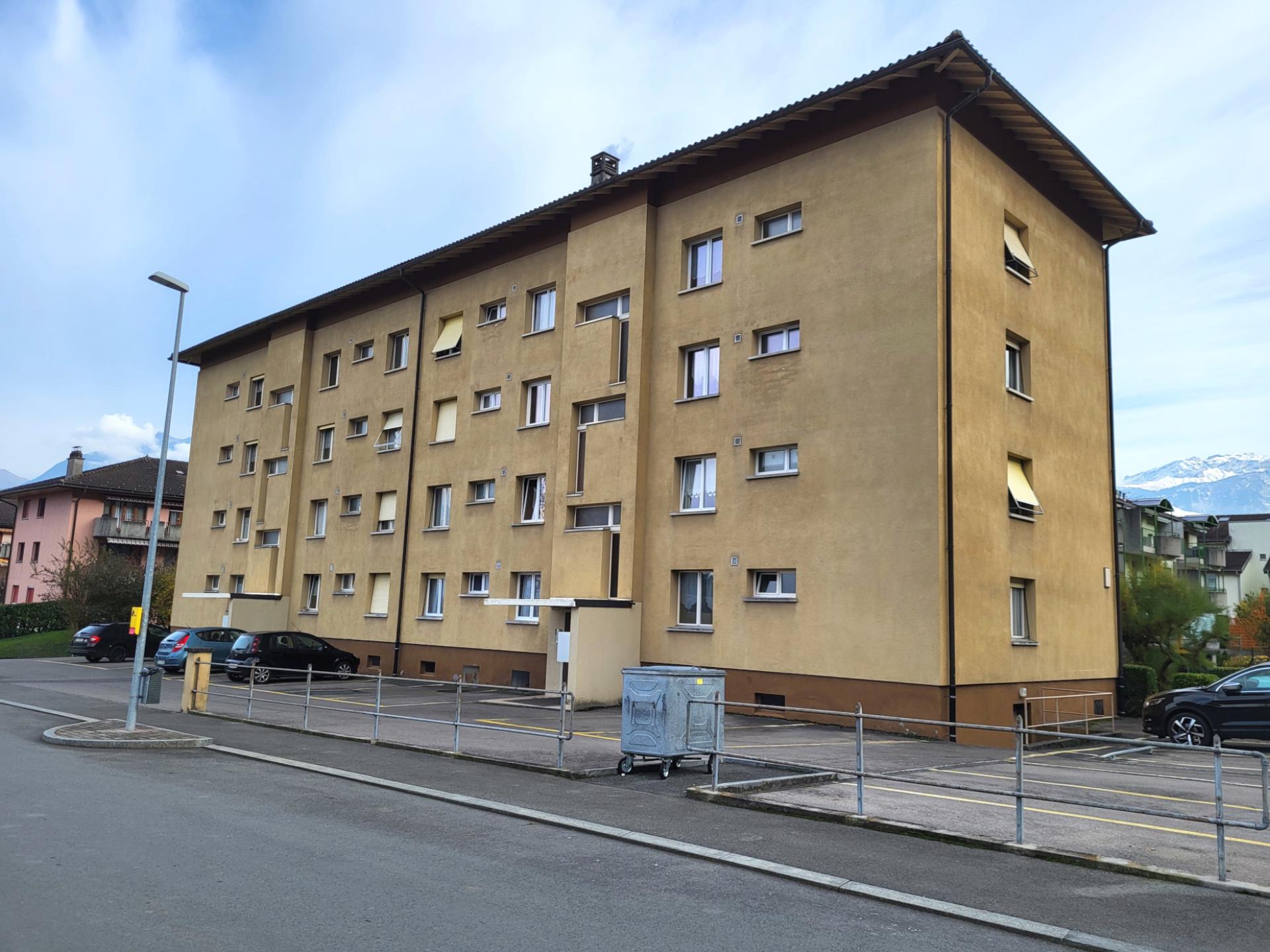Mehrfamilienhaus mit Walmdach und verputzter Fassade