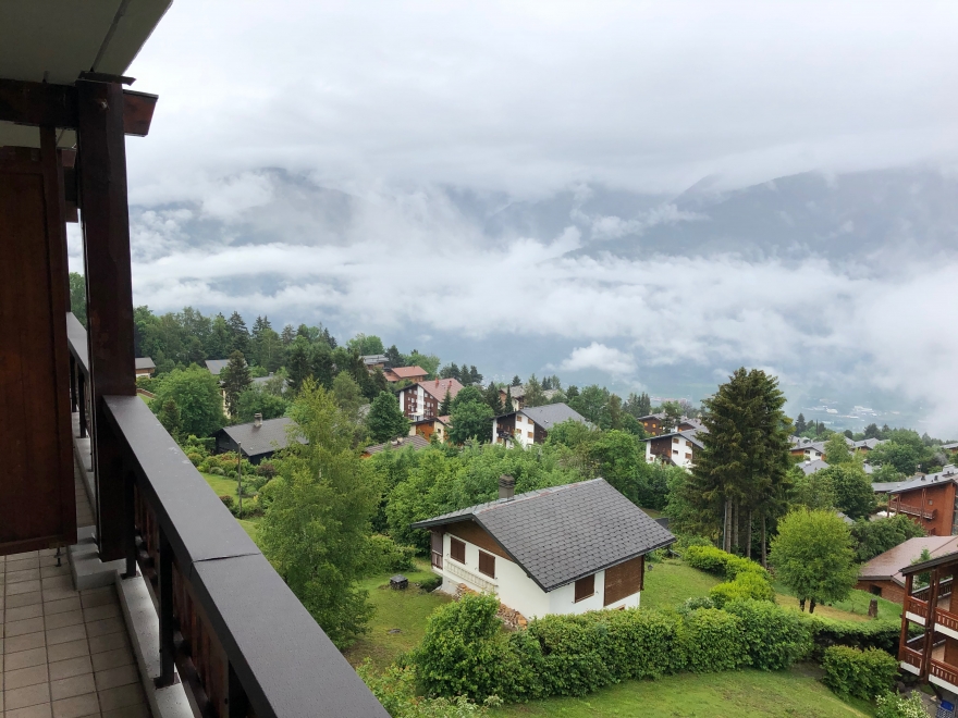 Balkon mit Bergblick