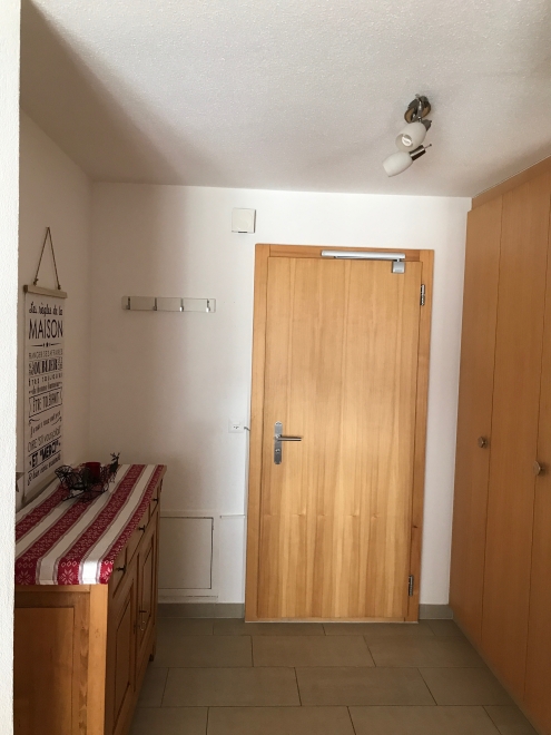 Flur mit Holztür und Sideboard