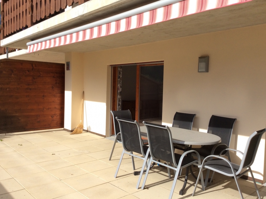 Überdachte Terrasse mit Sitzgruppe