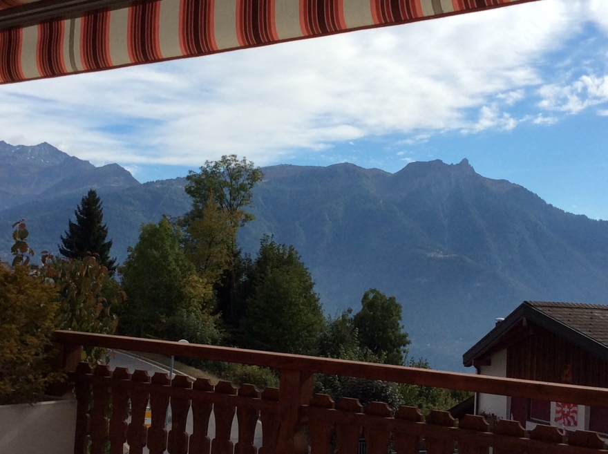 Bergblick von einem Balkon