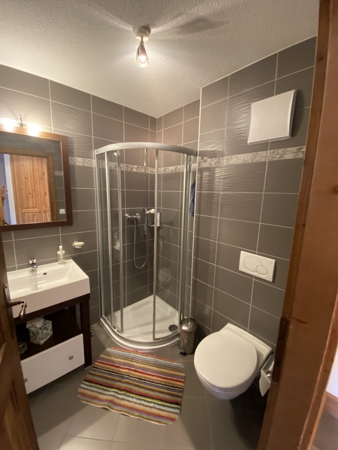 Modernes Bad mit Duschkabine und WC