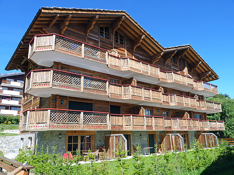 Holzchalet mit umlaufenden Balkonen