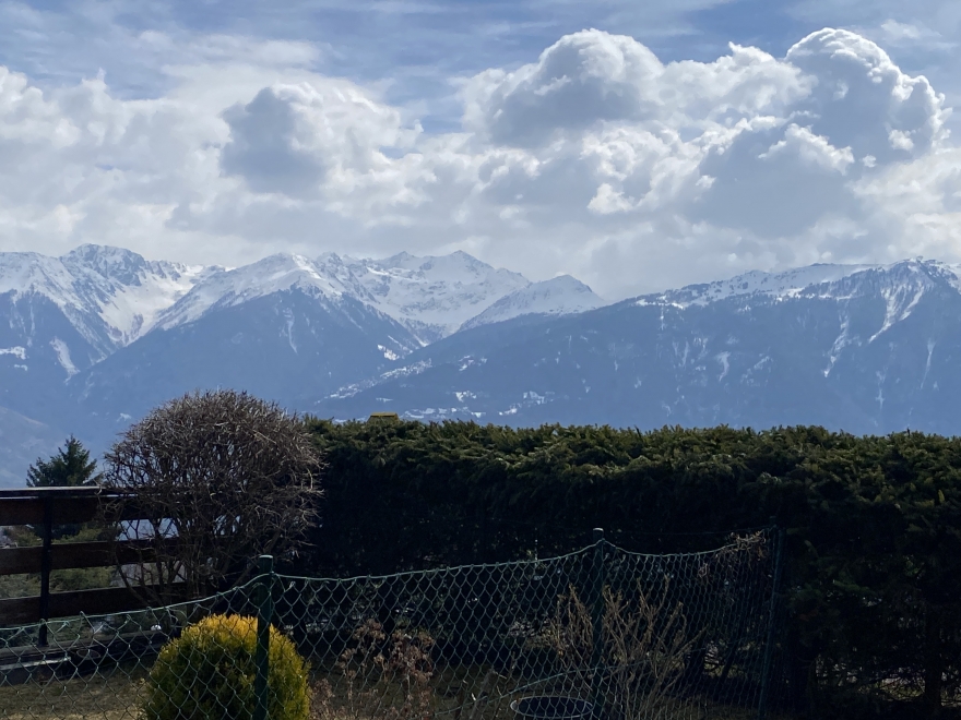 Bergblick mit Gartenzaun