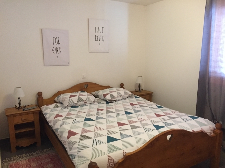 Schlafzimmer mit Doppelbett und Nachttischen