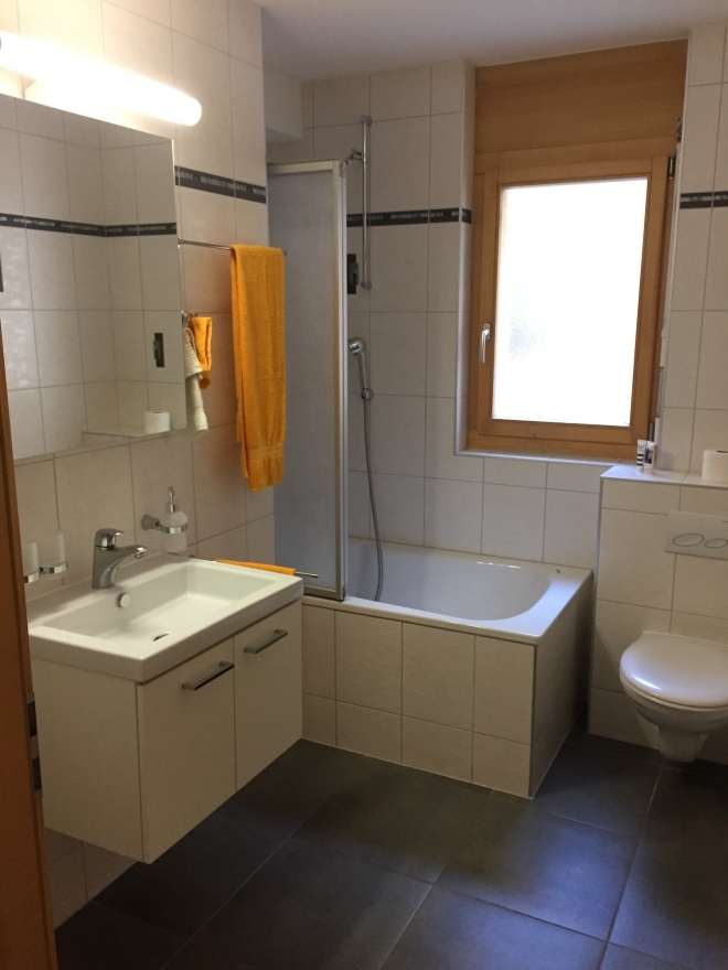 Badezimmer mit Badewanne und WC