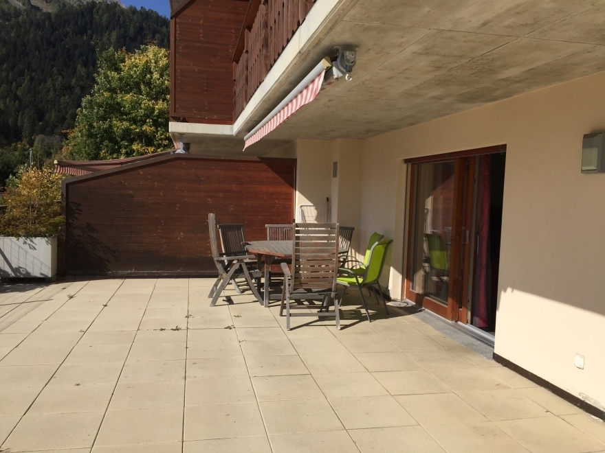 Überdachte Terrasse mit Sitzgruppe