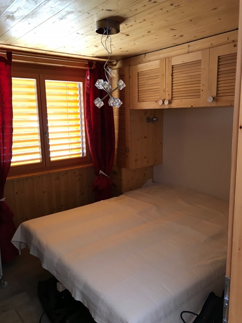 Kleines Holzschlafzimmer