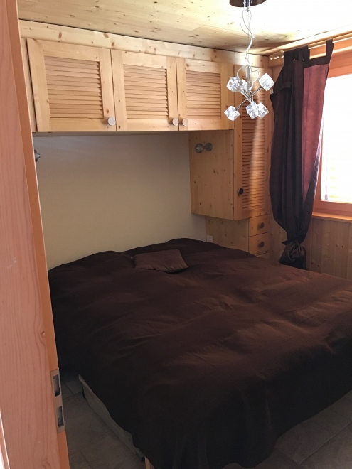 Kleines Schlafzimmer mit Holzverkleidung