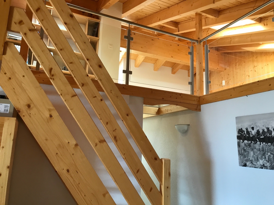 Offener Holzinnenraum mit Galerie und Treppe